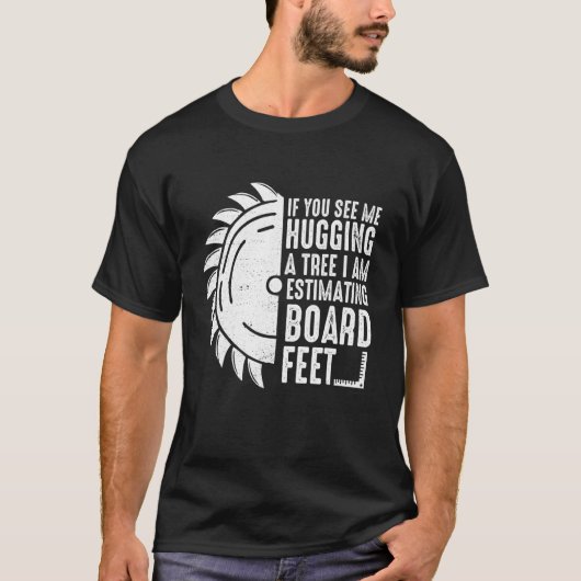 木のもし木工や彫り物を抱きしめているのが見える Tシャツ (正面)