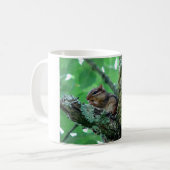 木のアパレルと贈り物を楽しむチムンク コーヒーマグカップ (正面左)