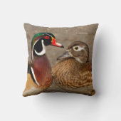 木のアヒルの間の美しい触れる瞬間 クッション (裏面)