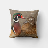 木のアヒルの間の美しい触れる瞬間 クッション (正面)