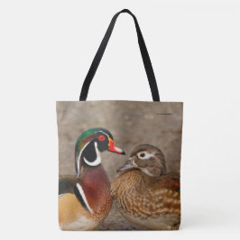 木のアヒルの間の美しい触れる瞬間 トートバッグ