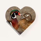 木のアヒルの間の美しい触れる瞬間 ノートブック (正面)