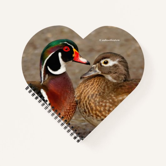 木のアヒルの間の美しい触れる瞬間 ノートブック (正面)