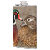 木のアヒルの間の美しい触れる瞬間 フラスク (左)