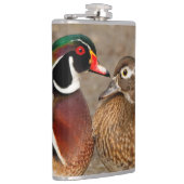 木のアヒルの間の美しい触れる瞬間 フラスク (右)