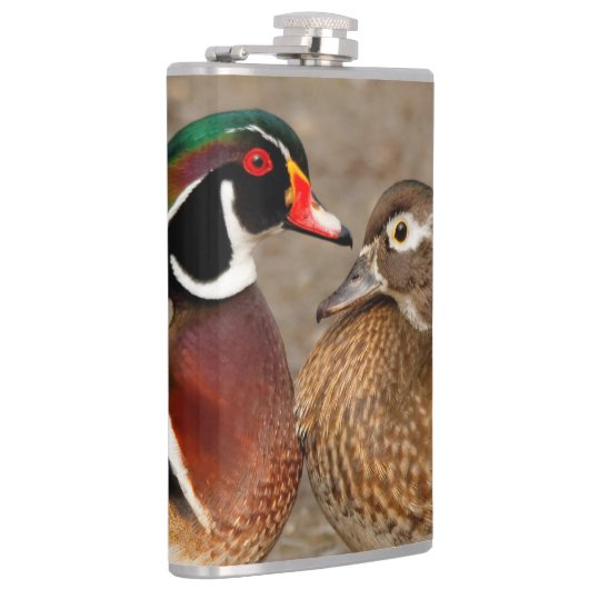 木のアヒルの間の美しい触れる瞬間 フラスク (右)