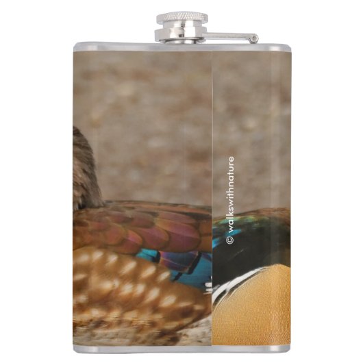 木のアヒルの間の美しい触れる瞬間 フラスク (裏面)
