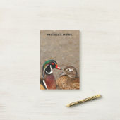 木のアヒルの間の美しい触れる瞬間 ポストイット (デスク上)