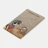 木のアヒルの間の美しい触れる瞬間 ポストイット (アングル)