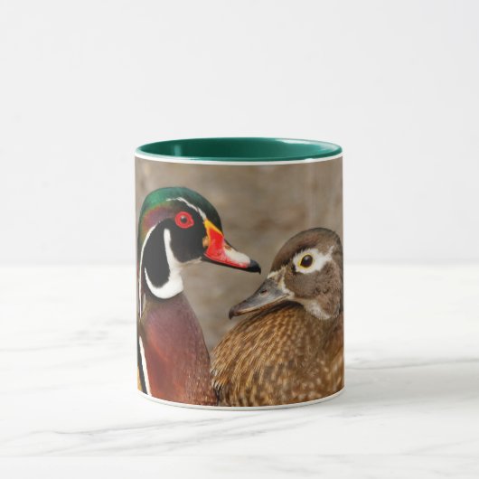 木のアヒルの間の美しい触れる瞬間 マグカップ (中央)