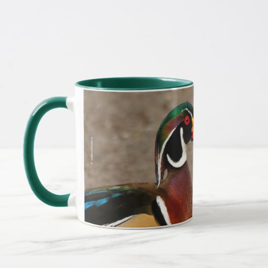 木のアヒルの間の美しい触れる瞬間 マグカップ (左)