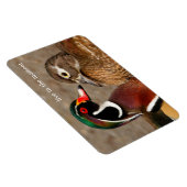 木のアヒルの間の美しい触れる瞬間 マグネット (右側)