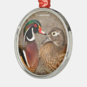 木のアヒルの間の美しい触れる瞬間 メタルオーナメント (左)