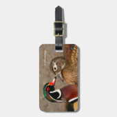 木のアヒルの間の美しい触れる瞬間 ラゲッジタグ (正面縦)