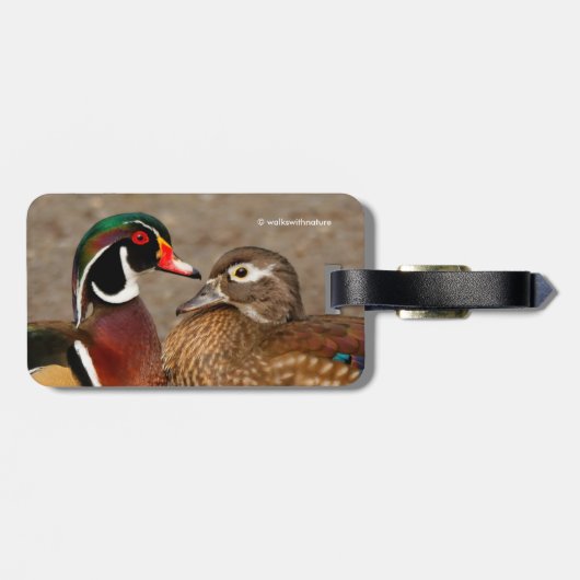 木のアヒルの間の美しい触れる瞬間 ラゲッジタグ (裏面横)