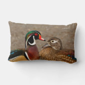 木のアヒルの間の美しい触れる瞬間 ランバークッション (裏面)