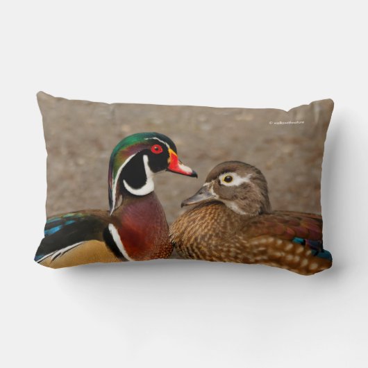 木のアヒルの間の美しい触れる瞬間 ランバークッション (裏面)