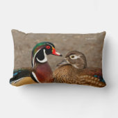 木のアヒルの間の美しい触れる瞬間 ランバークッション (正面)