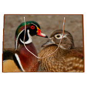 木のアヒルの間の美しい触れる瞬間 ラージペーパーバッグ (正面)