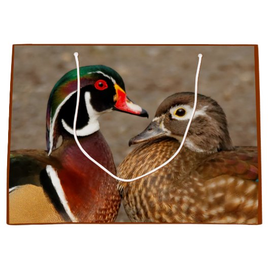 木のアヒルの間の美しい触れる瞬間 ラージペーパーバッグ (正面)