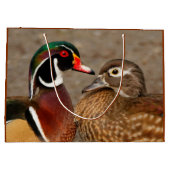 木のアヒルの間の美しい触れる瞬間 ラージペーパーバッグ (裏面)