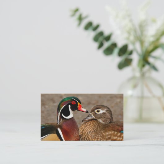 木のアヒルの間の美しい触れる瞬間 名刺 (スタンド正面)