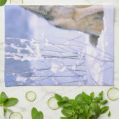 木のオオカミが雪の中に座っていると、カニスループス。 キッチンタオル (折り畳み)