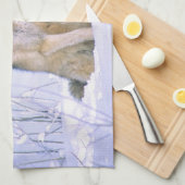 木のオオカミが雪の中に座っていると、カニスループス。 キッチンタオル (四つ折り)