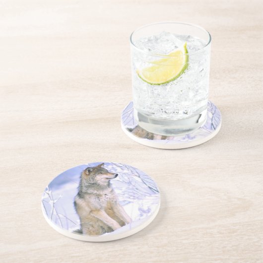 木のオオカミが雪の中に座っていると、カニスループス。 コースター (側面)