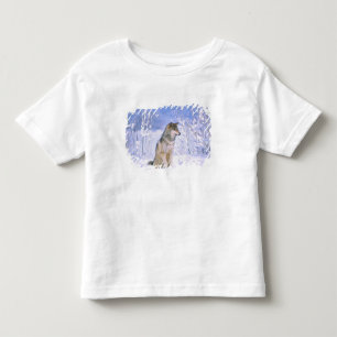 木のオオカミが雪の中に座っていると、カニスループス。 トドラーTシャツ