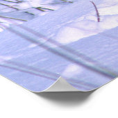 木のオオカミが雪の中に座っていると、カニスループス。 ポスター (角)