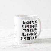 木のギフトファミリーの下で眠ったほうがいい コーヒーマグカップ (正面右)