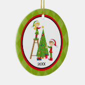 木のクリスマスのオーナメントを飾っている愛らしい小妖精や小人 セラミックオーナメント (右)