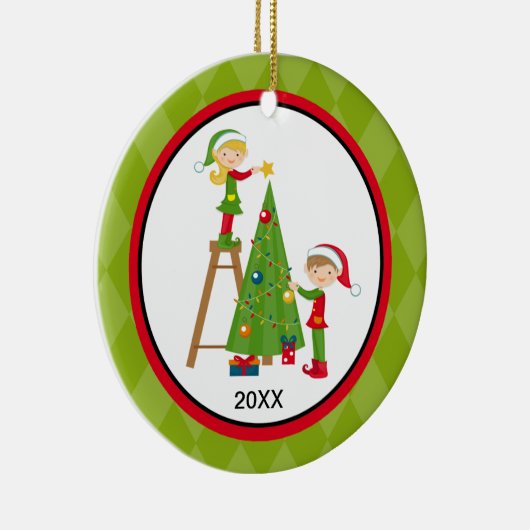 木のクリスマスのオーナメントを飾っている愛らしい小妖精や小人 セラミックオーナメント (右)