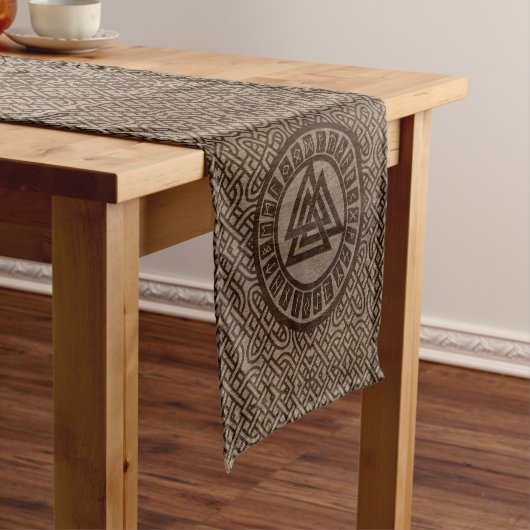 木のケルト族パターンのValknutの記号そしてRunes ショートテーブルランナー (インサイチュ)