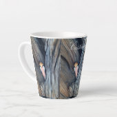 木のサンダーコーブに彫られたエンジェル カフェラテマグ (左アングル)