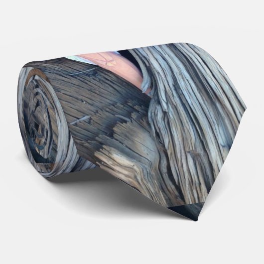 木のサンダーコーブに彫られたエンジェル ネクタイ (ロール)