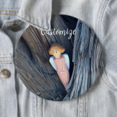 木のサンダーコーブに彫られたエンジェル 缶バッジ (インサイチュ)