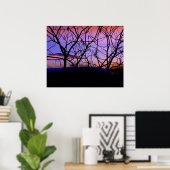 木のシルエットと素晴らしい紫の夕日 ポスター (ホームオフィス)