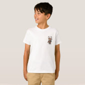 木のスツールに座る熊の子供服デザイン Tシャツ (正面フル)