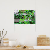 木のステップで成長する薄紫の茂みと花 ポスター (キッチン)