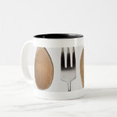 木のスプーンが付いているフォークのクローズアップ ツートーンマグカップ (正面左)
