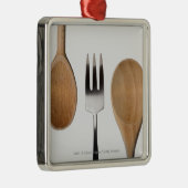 木のスプーンが付いているフォークのクローズアップ メタルオーナメント (右)