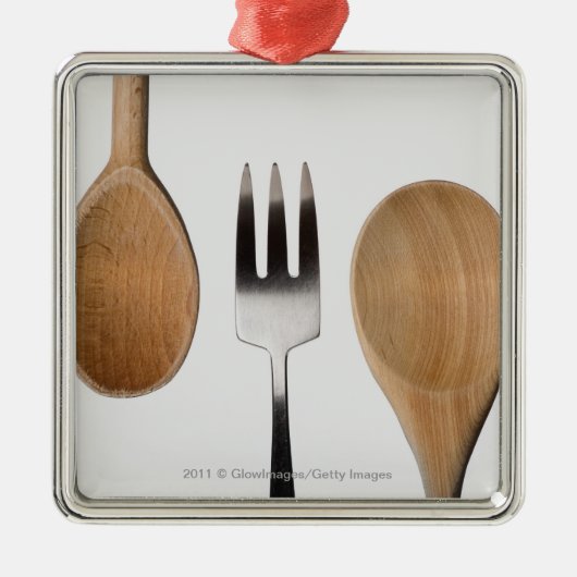 木のスプーンが付いているフォークのクローズアップ メタルオーナメント (正面)