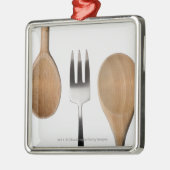 木のスプーンが付いているフォークのクローズアップ メタルオーナメント (左)