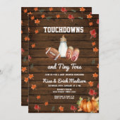 木のタッチダウン小さな足指サッカーのカップルのシャワー 招待状 (正面/裏面)