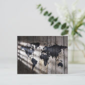 木のテクスチャ上のワールドマップ ポストカード (スタンド正面)