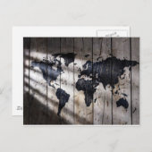 木のテクスチャ上のワールドマップ ポストカード (正面/裏面)