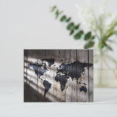 木のテクスチャ上のワールドマップ ポストカード (スタンド正面)