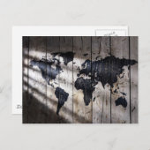 木のテクスチャ上のワールドマップ ポストカード (正面/裏面)